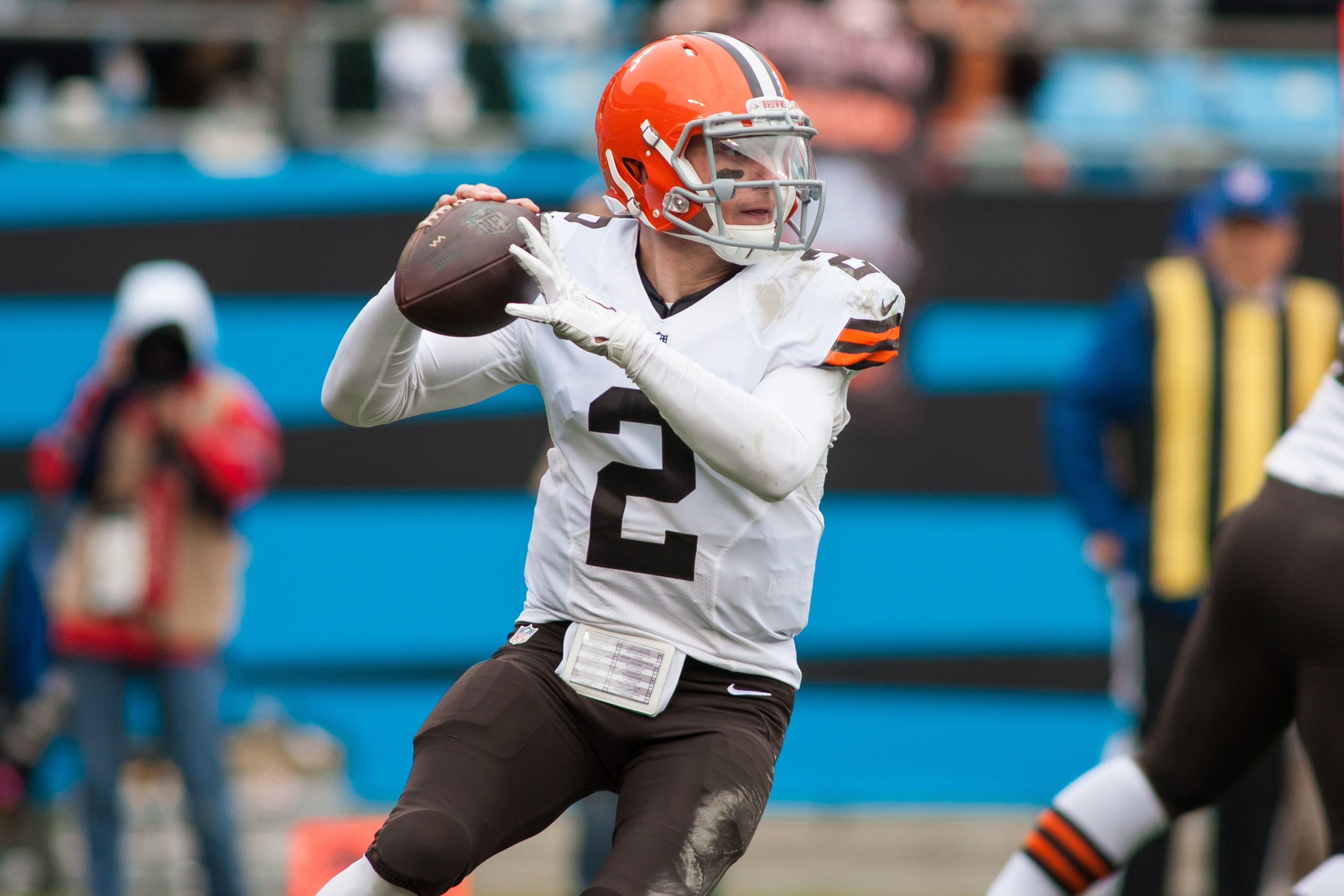 Johnny Manziel injury: Cleveland Browns QB leaves game vs. Carolina Panthers  with injury - Sports Illustrated