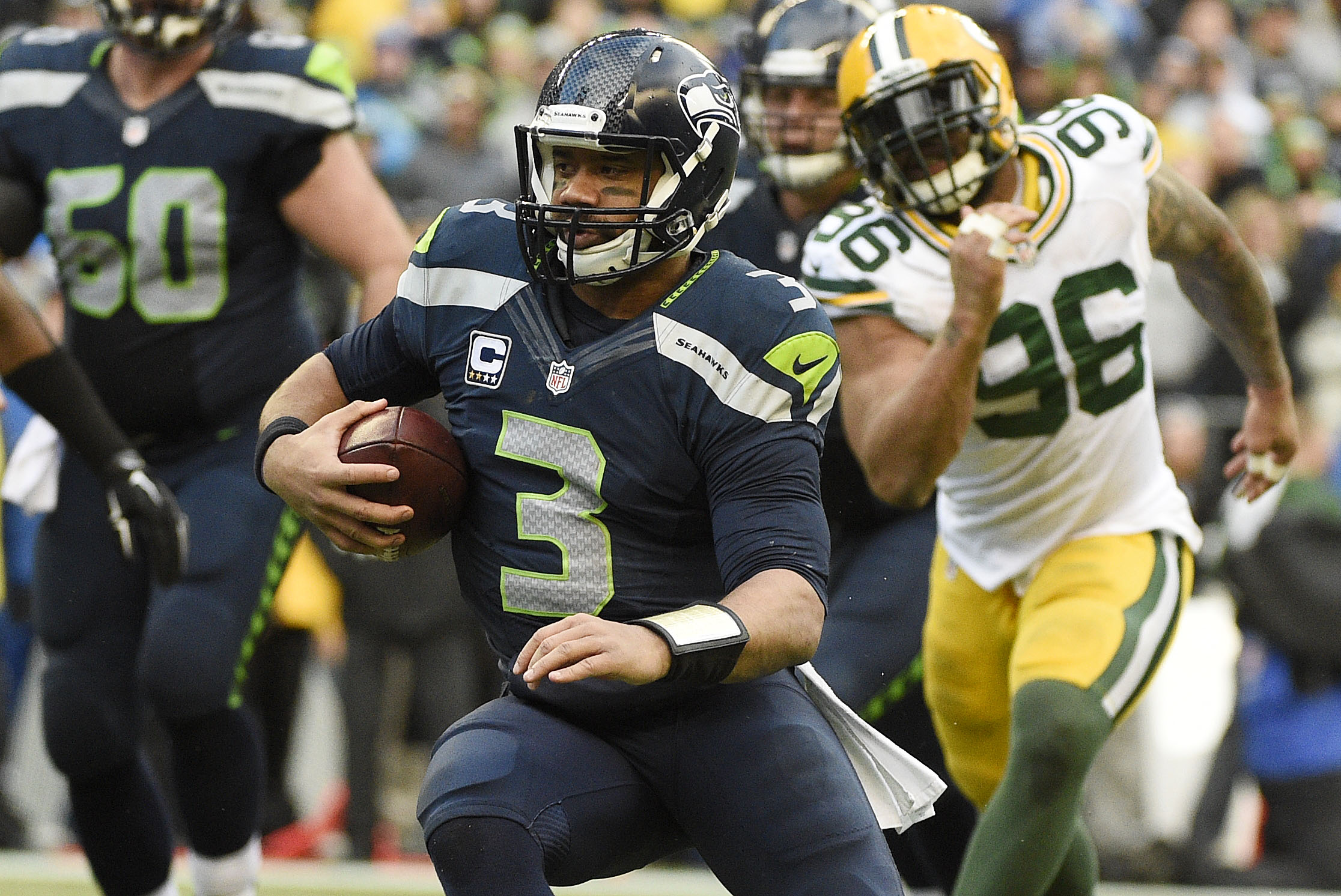 Packers score late, hang on to defeat Seahawks