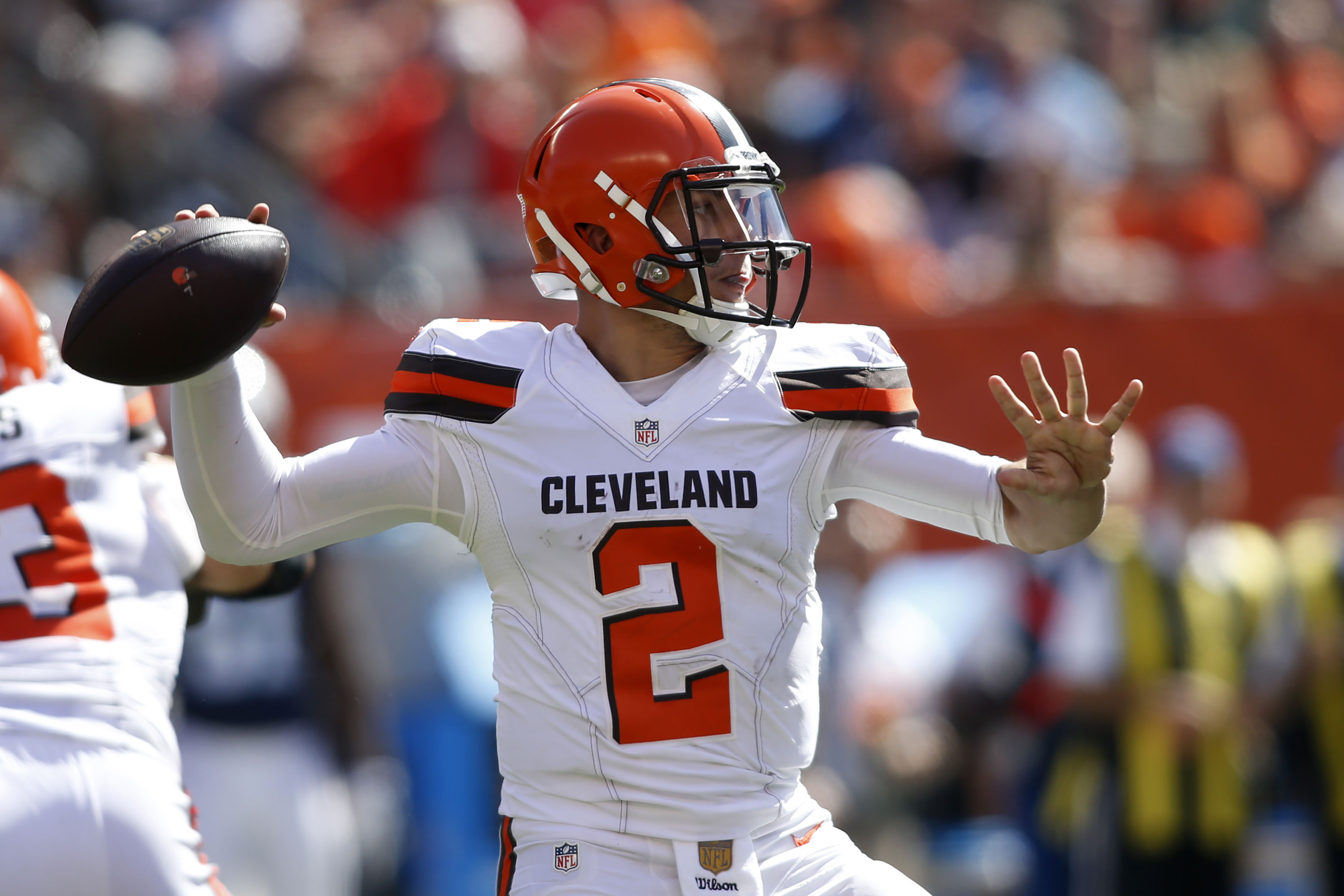 Manziel's 2 TD passes lift Browns over Mariota, Titans 28-14