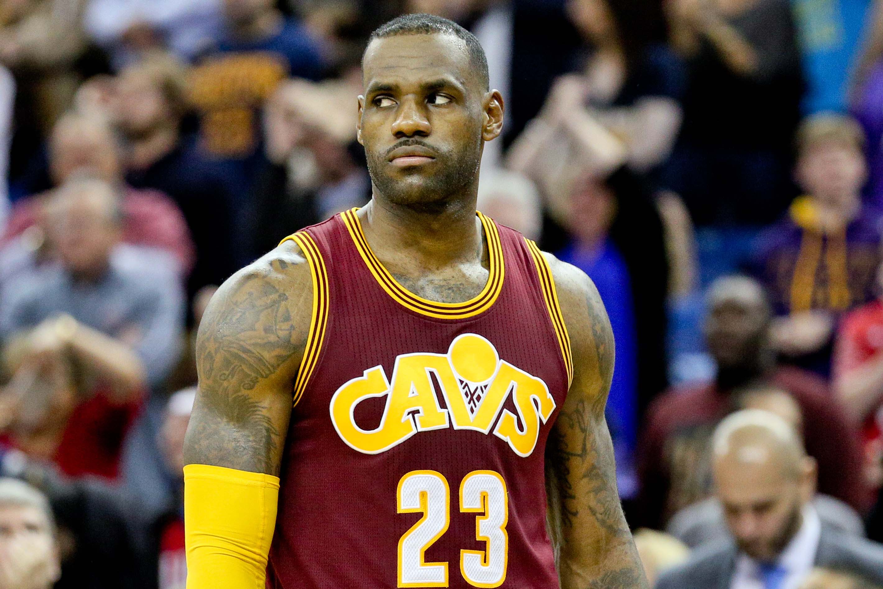 LeBron James' 23-point fourth quarter powers Cavs to sixth