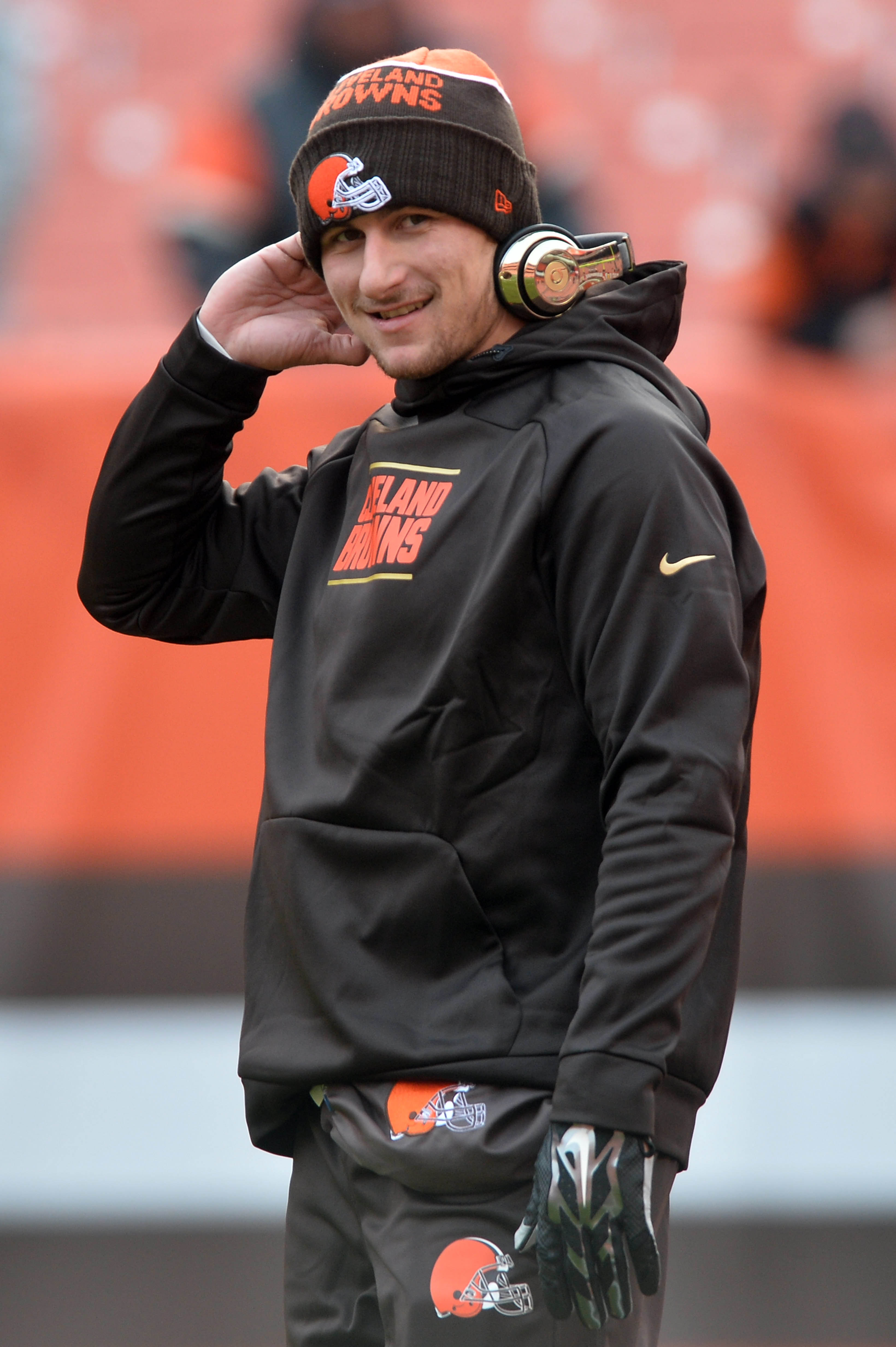 The Browns’ Predictable Predicament: Helmets, Headlines, No Wins - 6n284mm