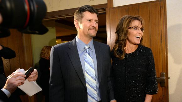 Todd Palin fractures ribs in snow machine accident