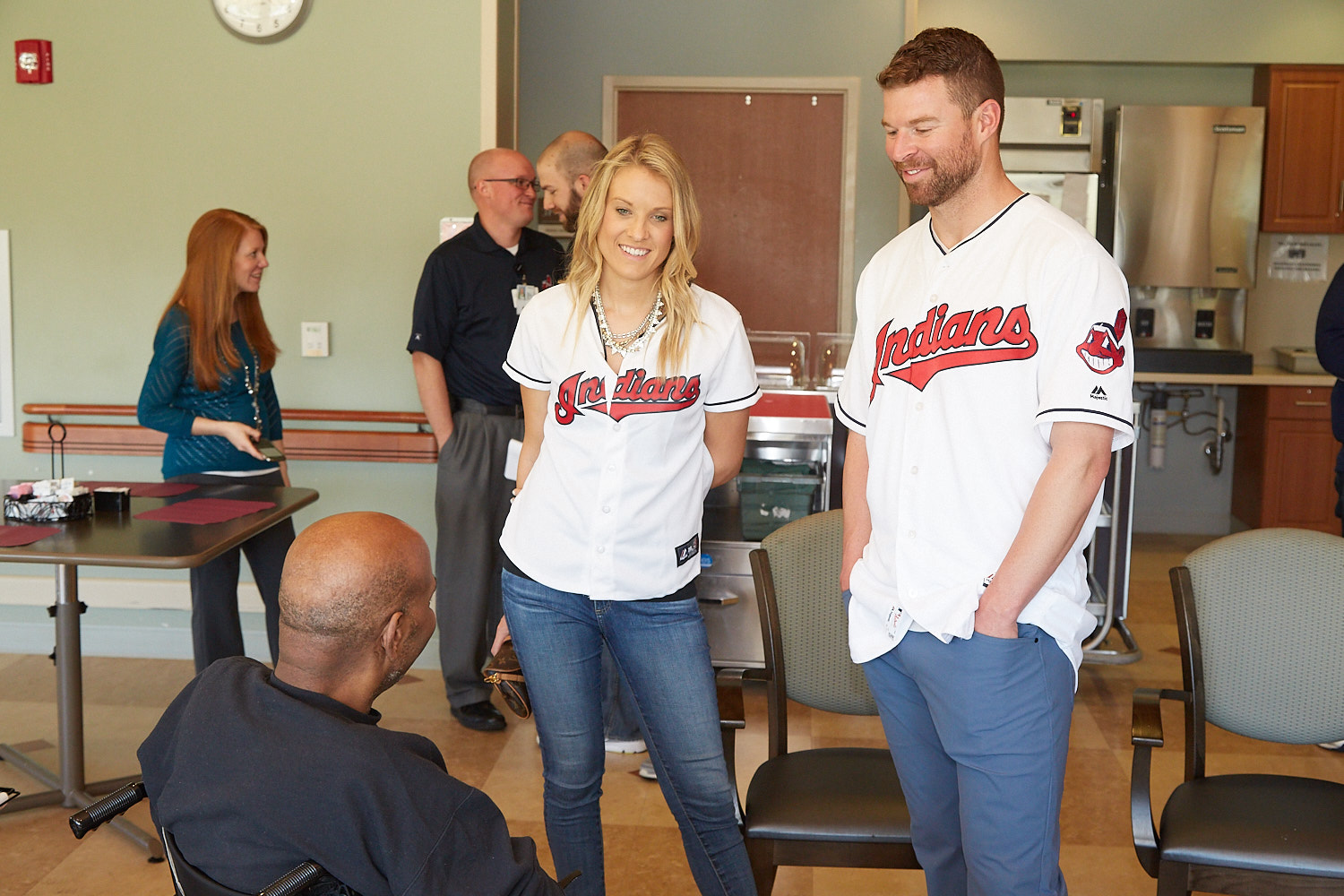 Cleveland Indians' Corey, Amanda Kluber visit patients at Louis Stokes  Medical Center