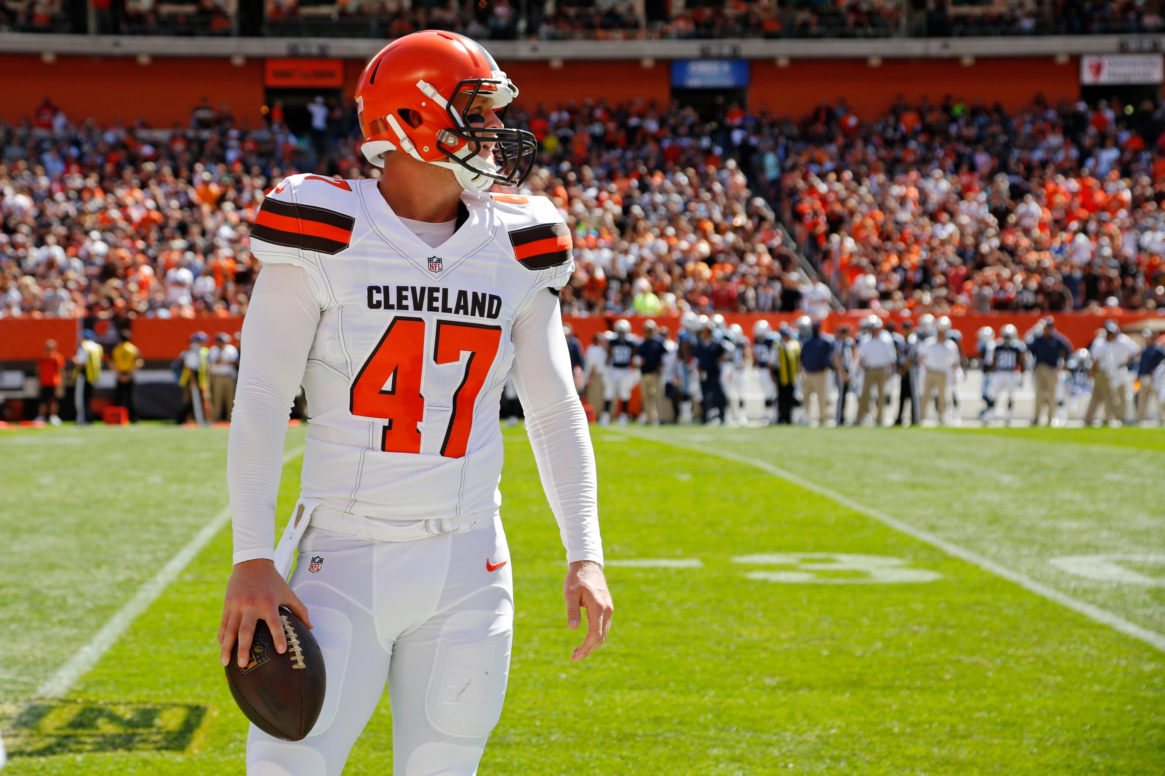 Browns Re-Sign LS Charley Hughlett