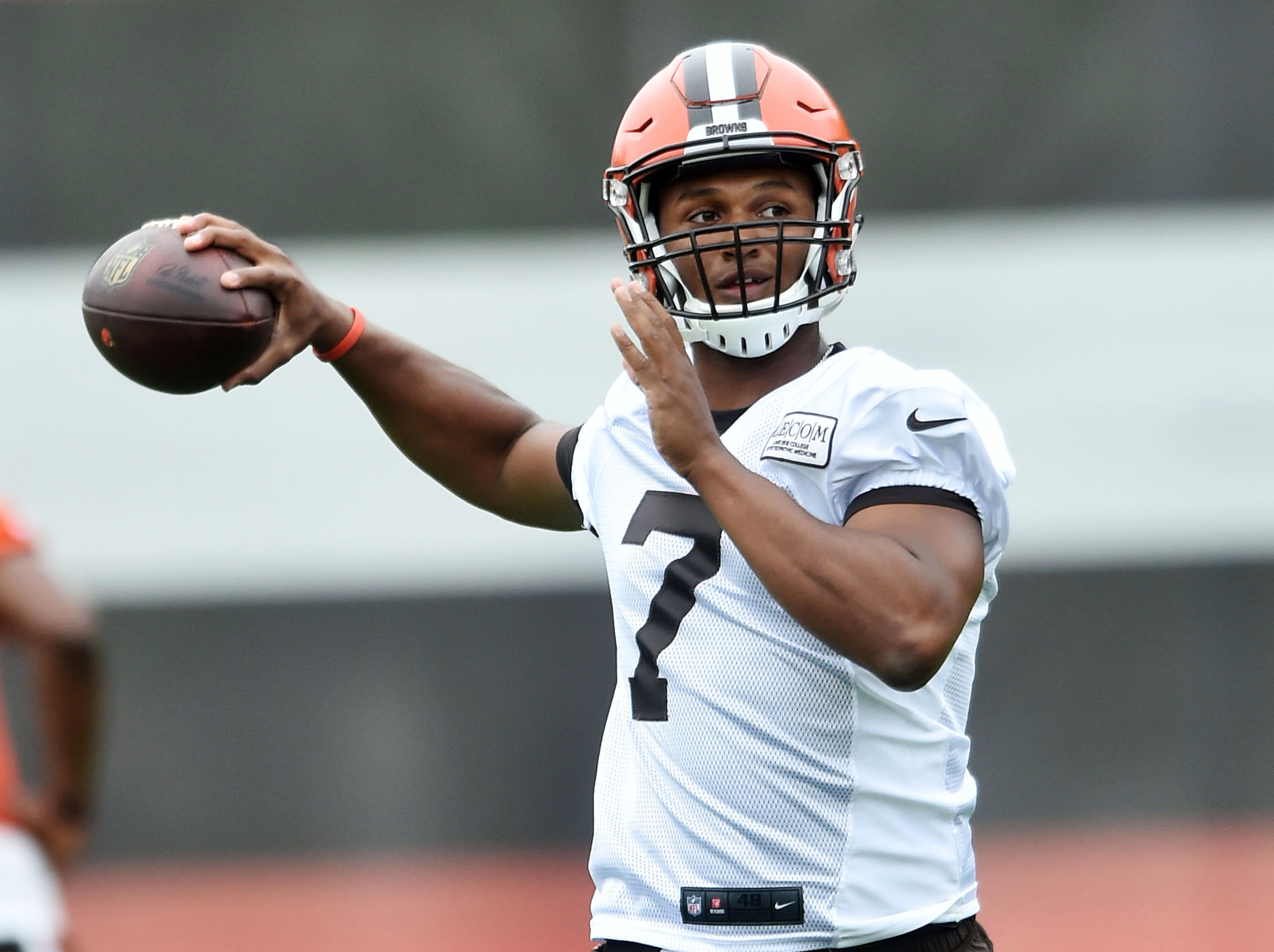 Cleveland Browns quarterback DeShone Kizer (7) looks to throw a