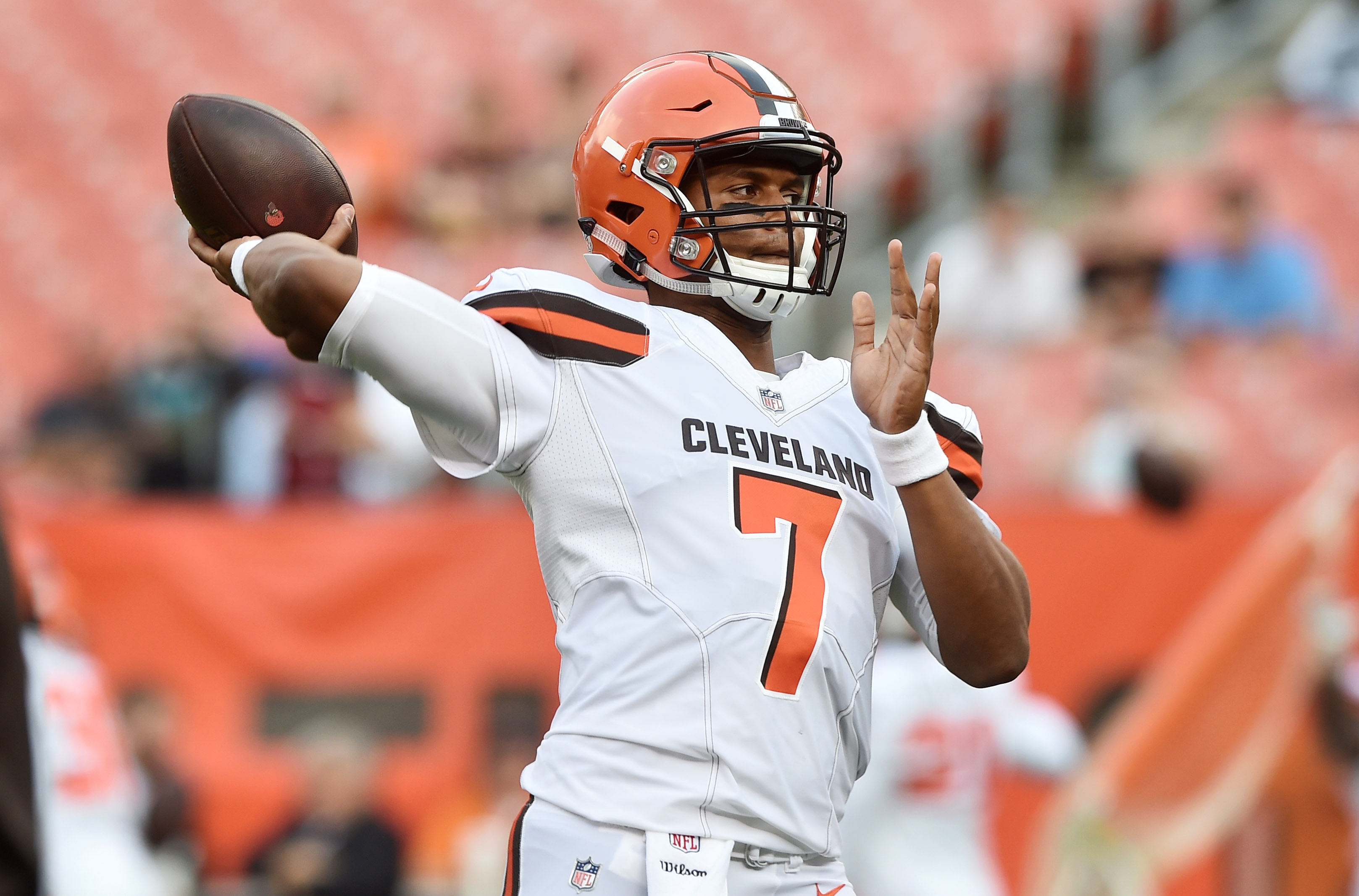 Cleveland Browns quarterback DeShone Kizer (7) looks to throw a