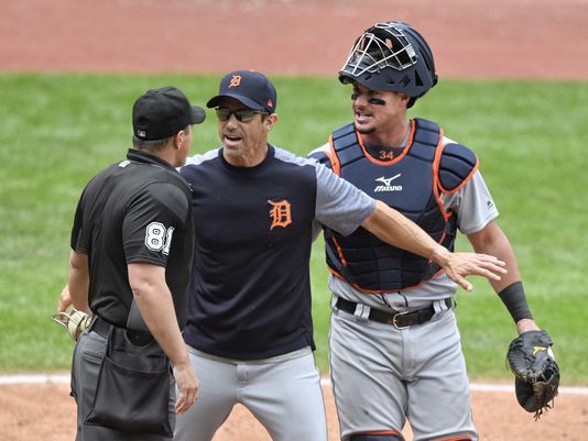 Ausmus defends bullpen moves after Tigers' bitter exit