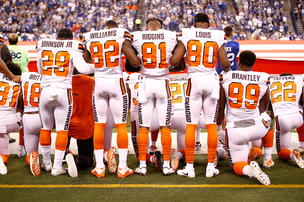 Steelers players stand for national anthem, hold banner before game vs.  Giants