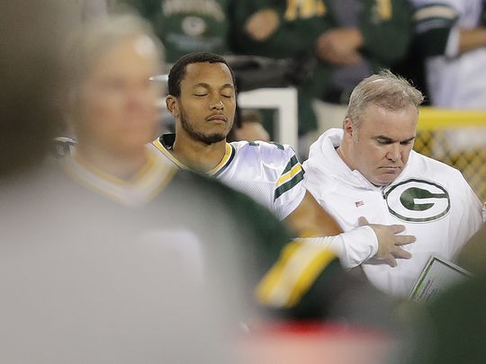 Green Bay Packers lock arms during anthem; fans chant 'USA, USA