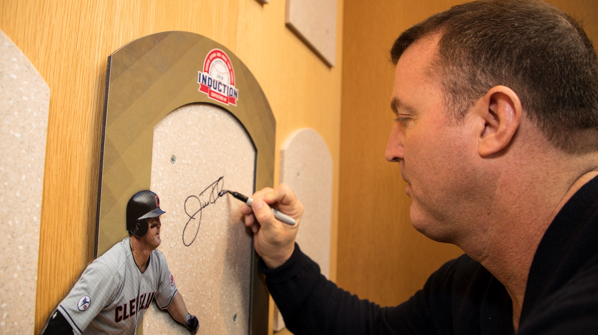 Jim Thome hits DL with strained back 